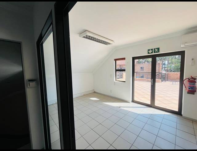 92M² OFFICE TO LET IN FOURWAYS